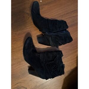 Vero Cuoio Black Suede Rose Ankle Boots Women's Size 10.5 N Block Heel Side Zip